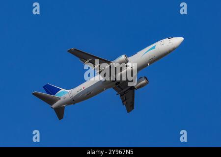 Un Boeing 737 décolle Banque D'Images