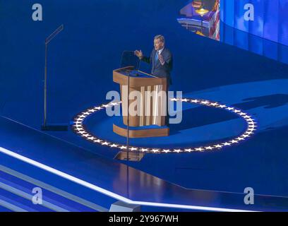 CHICAGO, Ill. - 22 août 2024 : le gouverneur de Caroline du Nord Roy Cooper s'adresse à la Convention nationale démocrate de 2024 au United Center à Chicago. Banque D'Images