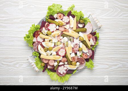 Fiambre, salade du Guatemala, du Mexique et de l'Amérique latine, sur grande plaque vue de dessus fond en bois blanc vue de dessus. Plat festif pour la Toussaint Day (Day Banque D'Images