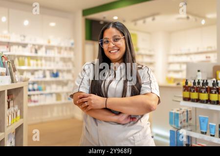 Portrait d'une jeune pharmacienne fière debout dans le magasin Banque D'Images