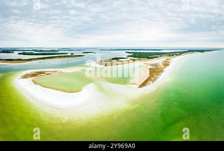 Vue panoramique aérienne de la plage de Fort DeSoto et des îles environnantes à Petersburg, Floride Banque D'Images