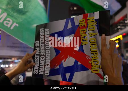 Sao Paulo, Sao Paulo, Brésil. 8 octobre 2024. Un panneau affiche les phrases ''non à l'occupation de Gaza'' et ''arrêtez le génocide d'Israël contre les Palestiniens''. Des manifestants pro-palestiniens ont organisé une manifestation pour commémorer le premier anniversaire de la guerre entre Israël et le Hamas. SÃ£o Paulo, Brésil. (Crédit image : © Diego Herculano/ZUMA Press Wire) USAGE ÉDITORIAL SEULEMENT! Non destiné à UN USAGE commercial ! Banque D'Images