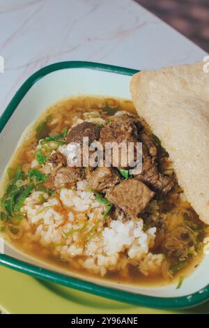 Gros plan de Rawon avec riz, bœuf, soupe et craquelins | cuisine traditionnelle indonésienne Banque D'Images