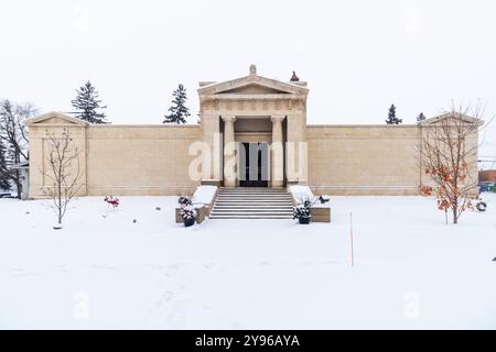 Le mausolée du cimetière d'Edmonton, une structure historique construite en 1930, est un exemple notable du style Art déco classique dépouillé en Alberta, au Canada Banque D'Images