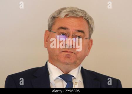 Saint-Pétersbourg, Russie. 08 octobre 2024. Alexey Kulapin, Directeur général de la REA du Ministère de l'Energie de Russie a vu lors de la session "le rôle et la place de l'industrie pétrolière et gazière dans la coopération internationale" dans le cadre du Forum international du gaz de Petersburg, qui se tient à l'Expoforum. Crédit : SOPA images Limited/Alamy Live News Banque D'Images