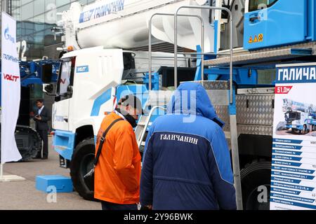 Saint-Pétersbourg, Russie. 08 octobre 2024. Travailleurs vus lors du Forum international du gaz de Pétersbourg, qui a lieu à l'Expoforum. Crédit : SOPA images Limited/Alamy Live News Banque D'Images