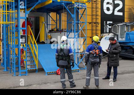 Saint-Pétersbourg, Russie. 08 octobre 2024. Travailleurs vus lors du Forum international du gaz de Pétersbourg, qui a lieu à l'Expoforum. (Photo de Maksim Konstantinov/SOPA images/SIPA USA) crédit : SIPA USA/Alamy Live News Banque D'Images