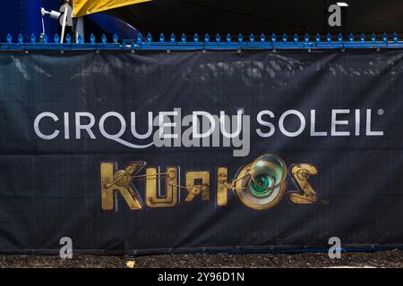 Le Cirque du Soleil affiche la bannière publicitaire Kurios sur la clôture du site d'installation de tentes de grande hauteur dans le vieux port de Montréal au printemps, Québec, Canada. Banque D'Images