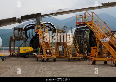 Ingénieurs réparant un réacteur de passagers Airbus A350 après avoir signalé des défauts Banque D'Images