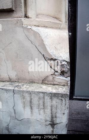 Coin fissuré de la maison, problèmes des structures de construction et des fondations. Banque D'Images