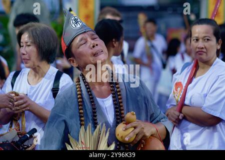 Pendant le Festival végétarien au temple Jui Tui Tui (taoïste chinois) de Phuket Town, en Thaïlande, un Mah Song ou Spirit médium tombe en transe Banque D'Images