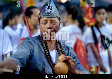 Pendant le Festival végétarien au temple Jui Tui Tui (taoïste chinois) de Phuket Town, en Thaïlande, un Mah Song ou Spirit médium tombe en transe Banque D'Images