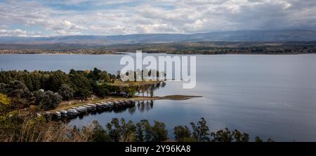 Vue panoramique sur la côte du réservoir Los Molinos dans Villa Ciudad Parque à Cordoue, Argentine Banque D'Images