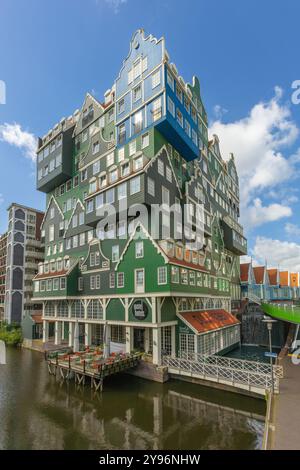 Zaandam, pays-Bas. 9 juin 2024. Vue grand angle des hôtels Inntel. Maisons empilées traditionnelles bâtiment hollandais. Banque D'Images