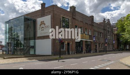 Zaandam, pays-Bas. 9 juin 2024. Lettres Verkade sur une tour de briques d'une ancienne usine à Zaandam Banque D'Images