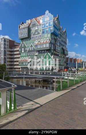 Zaandam, pays-Bas. 9 juin 2024. Hôtel Inntel à Zaandam, des maisons hollandaises traditionnelles empilées en vert et bleu. Banque D'Images