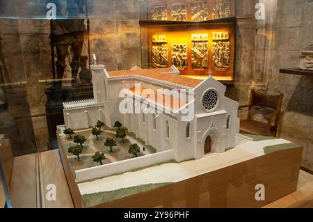 Intérieur du musée de l'église Carmo avec une maquette de l'église au premier plan, Lisbonne, Portugal. Banque D'Images