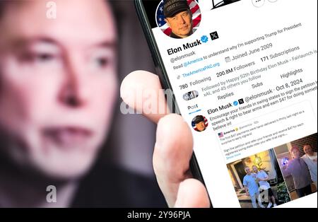 Poltava Ukraine 08 octobre 2024. Page de profil Twitter d'Elon Musk sur l'écran d'un smartphone avec un nouveau tweet. En arrière-plan, un portrait flou de Banque D'Images