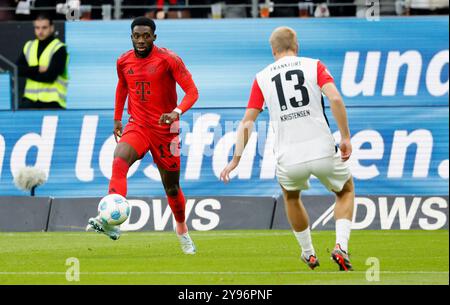 GER, Francfort, 1. Bundesliga, football, Eintracht Frankfurt - FC Bayern Munich, Deutsche Bank Park, 6 octobre 2024, match de championnat, 6e journée, hommes, saison 2024/25 Alphonso Davies (FC Bayern Munich, 19) et Rasmus Kristensen (Eintracht Francfort, 13), crédit : HMB Media/Heiko Becker/Alamy Archival, DFL LES RÈGLEMENTS INTERDISENT TOUTE UTILISATION DE PHOTOGRAPHIES COMME SÉQUENCES D'IMAGES ET/OU QUASI-VIDÉO. Banque D'Images