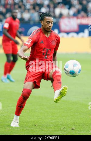 GER, Francfort, 1. Bundesliga, football, Eintracht Frankfurt - FC Bayern Munich, Deutsche Bank Park, 6 octobre 2024, match de championnat, 6e journée, hommes, saison 2024/25 Michael Olise (FC Bayern Muenchen, 17), crédit : HMB Media/Heiko Becker/Alamy Archival, DFL RÈGLEMENTS INTERDISENT TOUTE UTILISATION DE PHOTOGRAPHIES COMME SÉQUENCES D'IMAGES ET/OU QUASI-VIDÉO. Banque D'Images