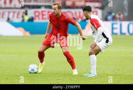 GER, Francfort, 1. Bundesliga, football, Eintracht Frankfurt - FC Bayern Munich, Deutsche Bank Park, 6 octobre 2024, match de championnat, 6e journée, hommes, saison 2024/25 from Left Harry Kane (FC Bayern Munich, 9) et Fares CHAIBI (Eintracht Francfort, 8), Credit : HMB Media/Heiko Becker/Alamy Archival, LA RÉGLEMENTATION DFL INTERDIT TOUTE UTILISATION DE PHOTOGRAPHIES COMME SÉQUENCES D'IMAGES ET/OU QUASI-VIDÉO. Banque D'Images