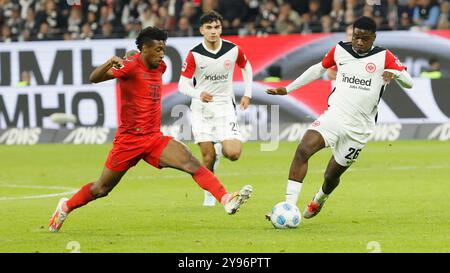 GER, Francfort, 1. Bundesliga, football, Eintracht Frankfurt - FC Bayern Munich, Deutsche Bank Park, 6 octobre 2024, match de championnat, 6e journée, hommes, saison 2024/25 de gauche Kingsley Coman (FC Bayern Munich, 11) et Junior Dina Ebimbe (Eintracht Francfort, 26), crédit : HMB Media/Heiko Becker/Alamy Archival, DFL LES RÈGLEMENTS INTERDISENT TOUTE UTILISATION DE PHOTOGRAPHIES COMME SÉQUENCES D'IMAGES ET/OU QUASI-VIDÉO. Banque D'Images