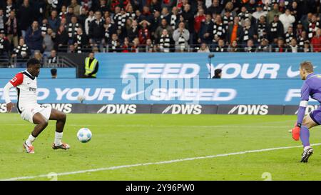 GER, Francfort, 1. Bundesliga, football, Eintracht Frankfurt - FC Bayern Munich, Deutsche Bank Park, 6 octobre 2024, match de championnat, 6e journée, hommes, saison 2024/25 Junior Dina Ebimbe (Eintracht Francfort, 26) L. avec la chance d'égaliser, le gardien Manuel Neuer (FC Bayern Muenchen, 1) R. crédit : HMB Media/Heiko Becker/Alamy Archival, DFL LES RÈGLEMENTS INTERDISENT TOUTE UTILISATION DE PHOTOGRAPHIES COMME SÉQUENCES D'IMAGES ET/OU QUASI-VIDÉO. Banque D'Images