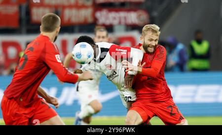 GER, Francfort, 1. Bundesliga, football, Eintracht Frankfurt - FC Bayern Munich, Deutsche Bank Park, 6 octobre 2024, match de championnat, 6ème journée, hommes, saison 2024/25 Junior Dina Ebimbe (Eintracht Francfort, 26) M. S'assied contre Konrad Laimer (FC Bayern Muenchen, 27) R. et prépare le 3:3. Crédit : HMB Media/Heiko Becker/Alamy Archival, LES RÈGLEMENTS du LDF INTERDISENT TOUTE UTILISATION DE PHOTOGRAPHIES COMME SÉQUENCES D'IMAGES ET/OU QUASI-VIDÉO. Banque D'Images