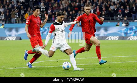 GER, Francfort, 1. Bundesliga, football, Eintracht Frankfurt - FC Bayern Munich, Deutsche Bank Park, 6 octobre 2024, match de championnat, 6e journée, hommes, saison 2024/25 min-Jae Kim (FC Bayern Munich, 3) L. et Eric Dier (FC Bayern Munich, 15) R. venez trop tard, Omar Marmoush (Eintracht Francfort, 7) but marqué, marque le but pour faire 3:3, célébrer le but, crédit : HMB Media/Heiko Becker/Alamy Archival, DFL RÈGLEMENT INTERDIT TOUTE UTILISATION DE PHOTOGRAPHIES COMME SÉQUENCES D'IMAGES ET/OU QUASI-VIDÉO. Banque D'Images