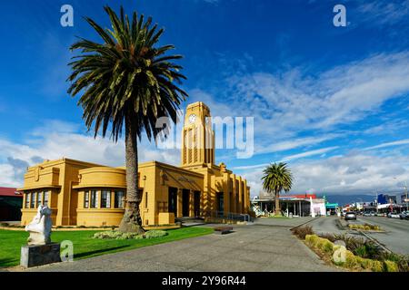 Palmerston Street, Westport, côte ouest, île sud, Aotearoa / Nouvelle-Zélande - 20 juillet 2019 : Westport Municipal Chambers, construit en 1940. Banque D'Images