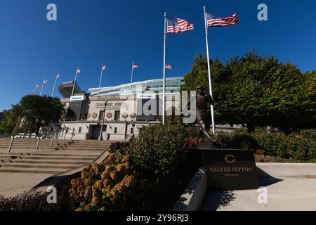 Chicago, États-Unis. 08 octobre 2024. Une statue de Walter Payton repose à l'extérieur du Soldier Field à Chicago, il, le 8 octobre 2024, un jour avant le 100e anniversaire de l'ouverture du Field. (Photo de Daniel Brown/Sipa USA) crédit : Sipa USA/Alamy Live News Banque D'Images