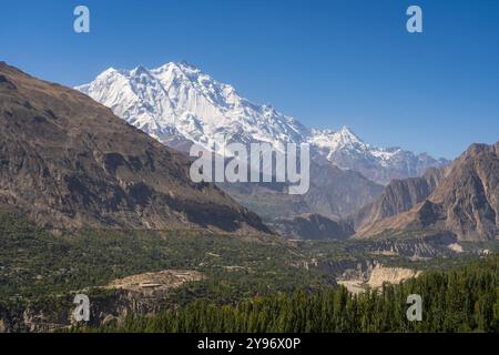 Vue panoramique du mont Rakaposhi dans la chaîne de montagnes Karakoram vue de la vallée de Hunza, Karimabad, Gilgit-Baltistan, Pakistan Banque D'Images