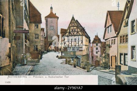 Carte postale allemande vintage du Plönlein à Rothenburg ob der Taber avec le Siebersturm à gauche et le Kobolzeller Tor à droite. La place est le point de rencontre de deux rues, Spittalgasse sur la gauche et Koboldzellersteig sur la droite. Banque D'Images