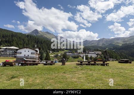 Vue sur la station de ski de Pila, dans la vallée d'Aoste en Italie, en été. Avec des prairies verdoyantes et une toile de fond de montagne. Banque D'Images