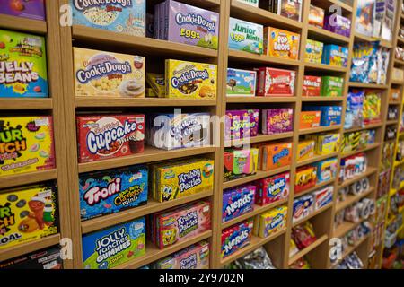 Présentoir de bonbons coloré dans Henley Sweet Shop avec des marques américaines populaires Banque D'Images