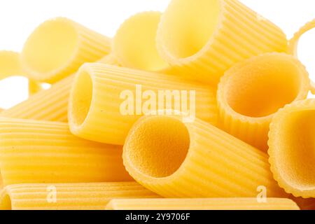 Pâtes cannelloni de blé dur crues, macro isolées sur fond blanc. Banque D'Images