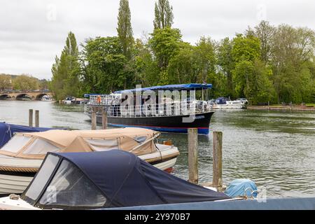Bateaux amarrés et Cruiser “Reading” sur la Tamise avec Bridge in View Banque D'Images