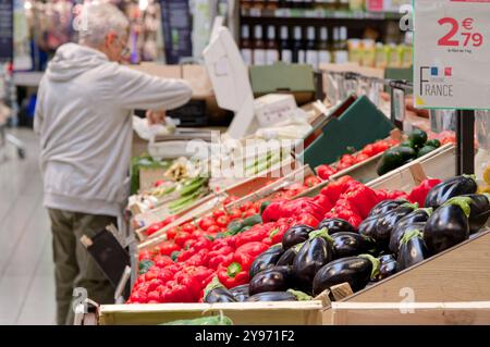 Antibes (sud-est de la France) : cet hypermarché Carrefour est l'un des trois premiers hypermarchés de la marque. Client âgé au fruit et légume c Banque D'Images