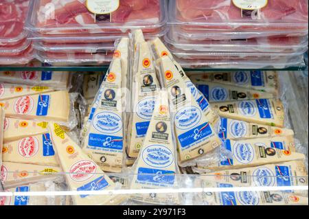 Antibes (sud-est de la France) : cet hypermarché Carrefour est l'un des trois premiers hypermarchés de la marque. Comptoir de charcuterie italien : morceaux de fromage parmesan Banque D'Images