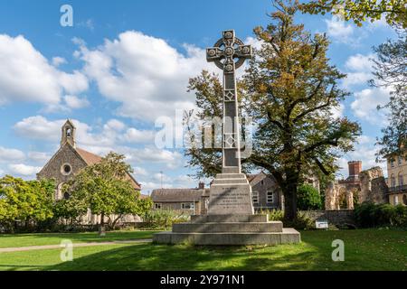 Forbury Gardens Park dans le centre de la ville de Reading, Berkshire, Angleterre, Royaume-Uni, avec la croix de pierre commémorative du roi Henri I et une vue sur l'église St James Banque D'Images