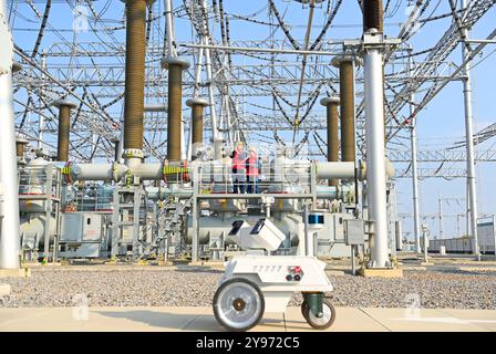 CHUZHOU, CHINE - 8 OCTOBRE 2024 - un robot intelligent et le personnel d'exploitation et de maintenance effectuent une inspection spéciale de l'équipement principal i. Banque D'Images