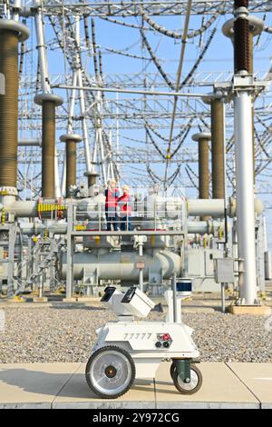 CHUZHOU, CHINE - 8 OCTOBRE 2024 - un robot intelligent et le personnel d'exploitation et de maintenance effectuent une inspection spéciale de l'équipement principal i. Banque D'Images