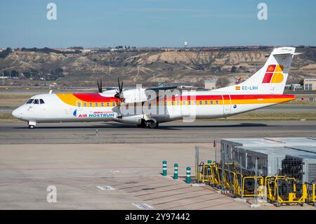 Avión de Línea Regional ATR 72 de la aerolínea Air Nostrum en el aeropuerto de Madrid. Banque D'Images