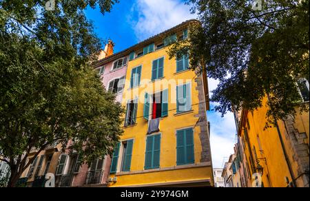 Façades de la vieille ville de Toulon, dans le Var, Provence-Alpes-Côte d'Azur, France. Banque D'Images