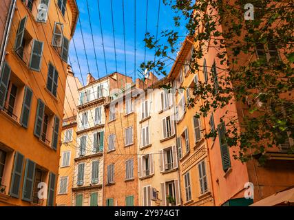 Façades de la vieille ville de Toulon, dans le Var, Provence-Alpes-Côte d'Azur, France. Banque D'Images