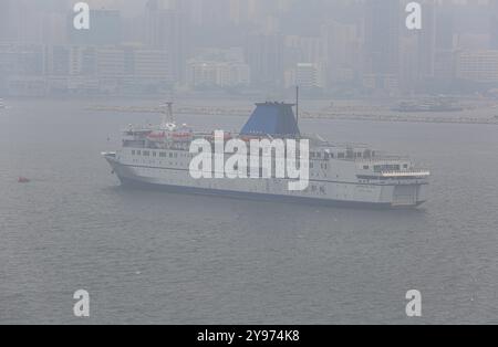 Ancien navire de croisière vintage classique New Imperial Star ancré à Hong Kong, mer de Chine (mis au rebut Banque D'Images