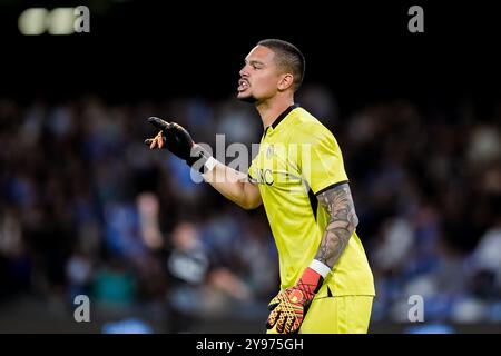 Naples, Italie. 04 octobre 2024. Elia Caprile de SSC Napoli gestes lors de la série Serie A Enilive match entre SSC Napoli et Como 1907 au Stadio Diego Armando Maradona le 4 octobre 2024 à Naples, Italie crédit : Giuseppe Maffia/Alamy Live News Banque D'Images