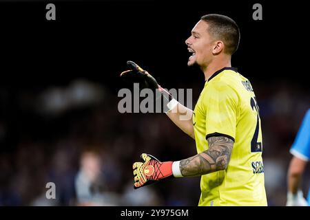 Naples, Italie. 04 octobre 2024. Elia Caprile de SSC Napoli gestes lors de la série Serie A Enilive match entre SSC Napoli et Como 1907 au Stadio Diego Armando Maradona le 4 octobre 2024 à Naples, Italie crédit : Giuseppe Maffia/Alamy Live News Banque D'Images