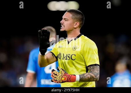 Naples, Italie. 04 octobre 2024. Elia Caprile de SSC Napoli gestes lors de la série Serie A Enilive match entre SSC Napoli et Como 1907 au Stadio Diego Armando Maradona le 4 octobre 2024 à Naples, Italie crédit : Giuseppe Maffia/Alamy Live News Banque D'Images