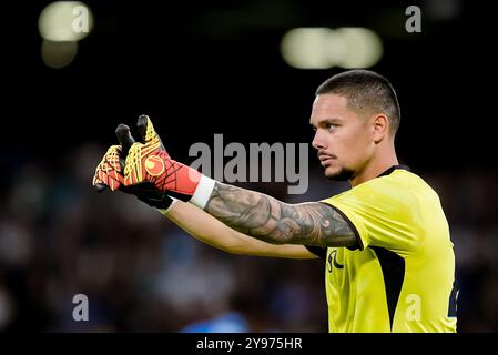 Naples, Italie. 04 octobre 2024. Elia Caprile de SSC Napoli gestes lors de la série Serie A Enilive match entre SSC Napoli et Como 1907 au Stadio Diego Armando Maradona le 4 octobre 2024 à Naples, Italie crédit : Giuseppe Maffia/Alamy Live News Banque D'Images